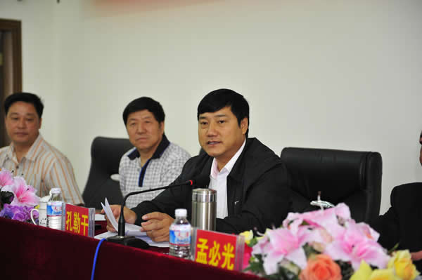 俊发教育扶贫基金会一行六人,在理事长李文斌带领下到达德宏州府芒市