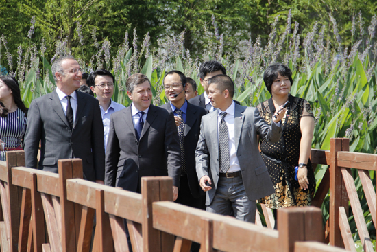法国商务代表团一行莅临"俊发.生态半岛"考察